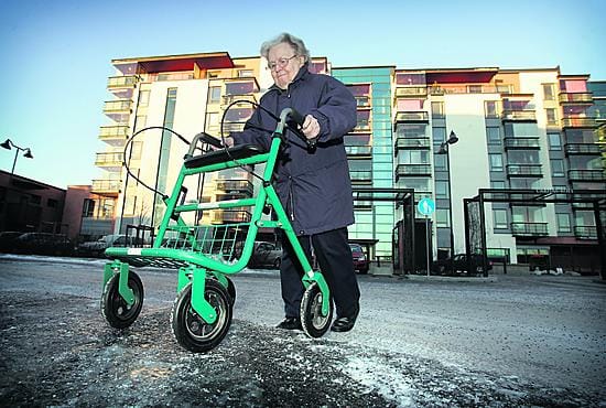 Toimi Kolehmainen kaipaisi rollaattoriinsa talvirenkaita.