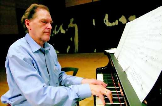 Teräsmies. Tanskalainen pianisti, opettaja ja tuottaja Friedrich Gürtler, 71, työskentelee täyspäiväisenä musiikin ammattilaisena.