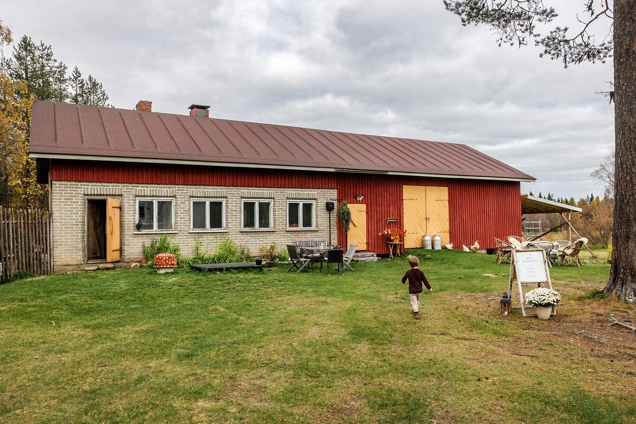 Rastin latoravintola sijaitsee idyllisessä vanhan maatalon pihapiirissä Kittilän Kuivasalmella