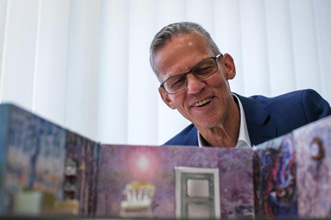 Erik Kiviniemi haluaa kiittää lämpimästi yleisöä siitä, että he ovat ottaneet esitykset omakseen sekä henkilöstöä, joka on antanut kaikkensa. Kuvan lavaste on Taina Latvalan Vaasan kaupunginteatterille kirjoittamaan näytelmään Kekkosen tytär, jonka Kiviniemi ohjaa ensi keväänä. KUVA: PAULA KASKIMAA