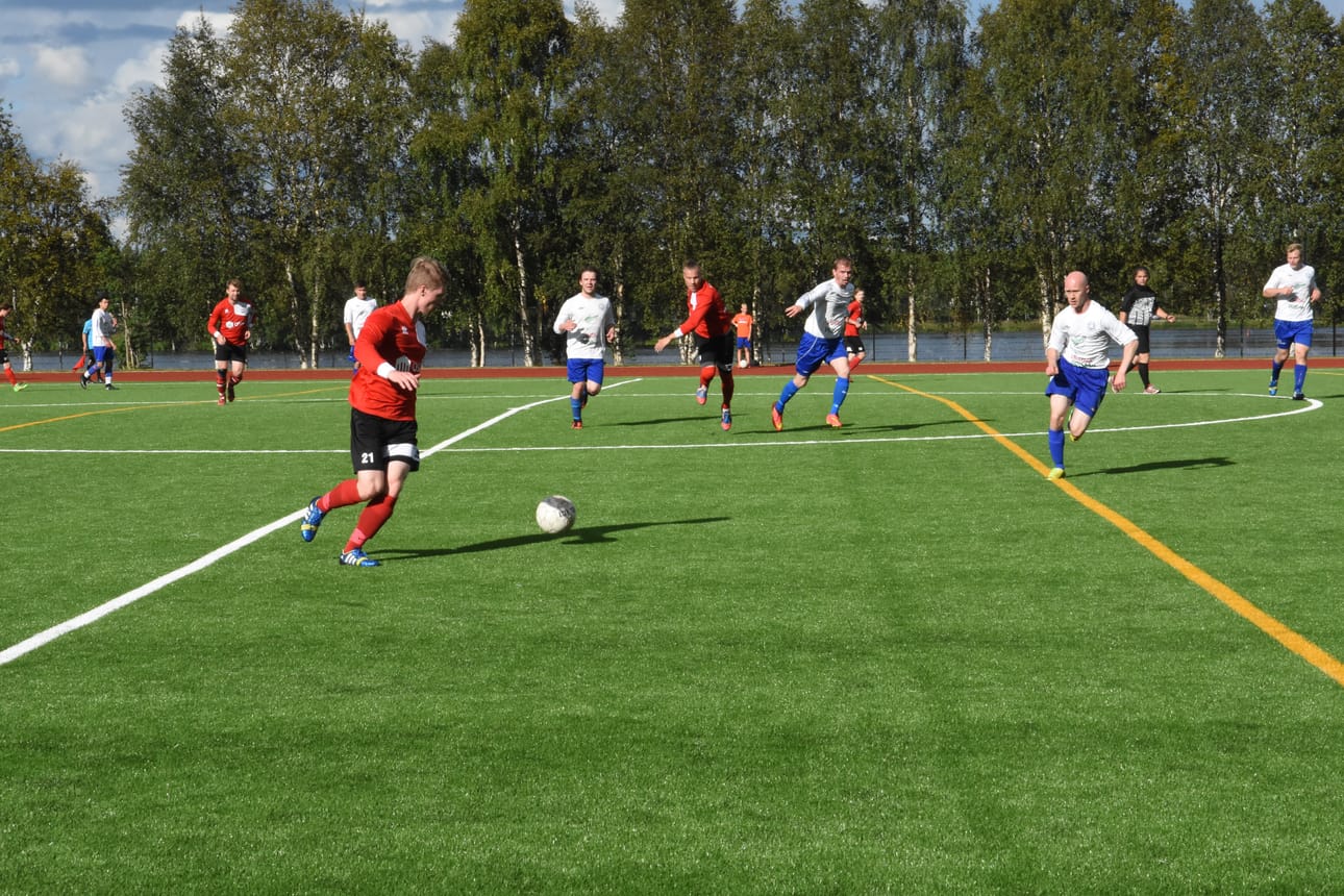 FC PaKa tarvitsee kiperästi pisteitä, kun joukkue kohtaa sunnuntaina OPS Akatemian. Kuva on elokuun alussa pelatusta uusitun kentän avausottelusta, jossa FC PaKa kohtasi Kurenpojat.