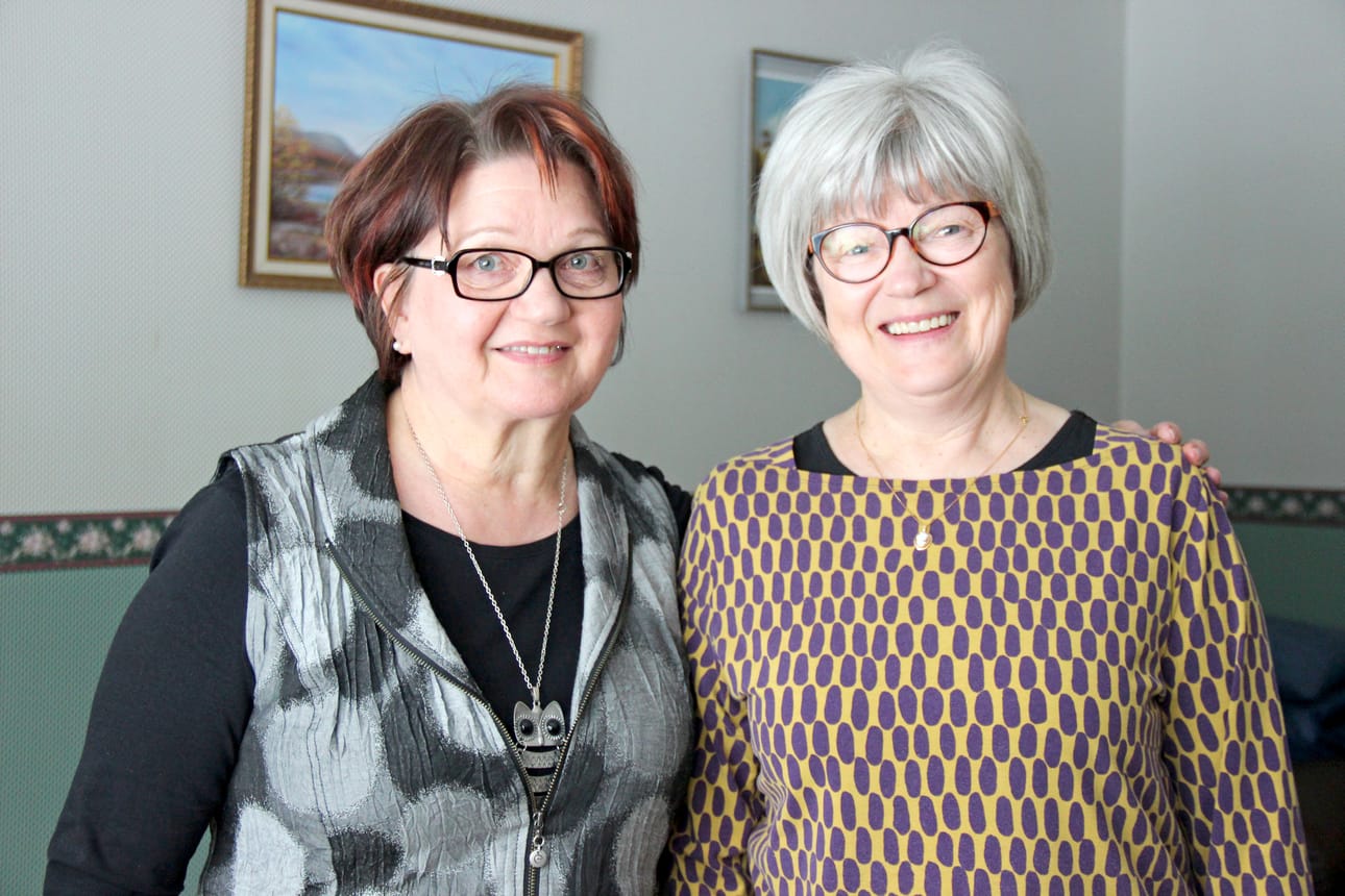 Ikäihmisten perhehoito on uusi palvelu Oulunkaarella. Marja-Leena Juntunen (oik.) tarjoaa Kurenalla ikäihmisille lyhytaikaista perhehoitoa. Sosiaaliohjaaja Tuula A.Tolkkinen on perhehoidon vastuuhenkilö Oulunkaarella.