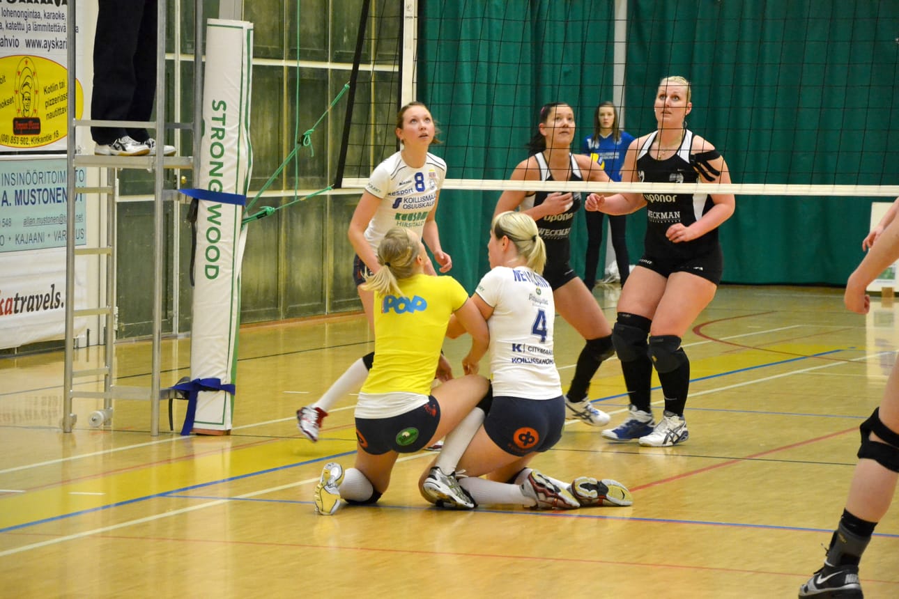 Pallo-Karhut säilytti liigapaikkansa kaatamalla maaliskuun lopun karsintaotteluissa KImmo-Volleyn otteluvoitoin 3-0. Seura ei ole kuitenkaan vielä tehnyt päätöstä liigapaikan vastaanottamisesta.