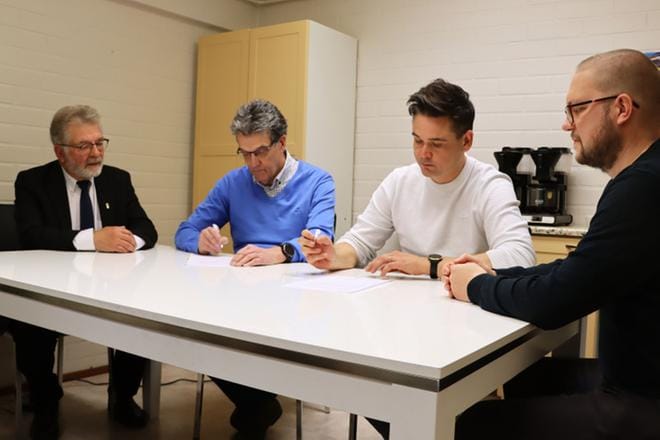 Sopimuksen allekirjoittivat Reijo Koivuniemi ja Pekka Ala-Mäenpää LC Alavus/Salmesta sekä Arto Pantsu ja Michael Ojala APV:sta. KUVA: EEVA-LIISA KULJU
