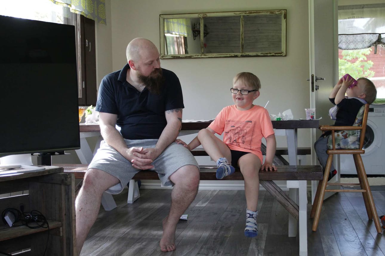 Samuli Virtanen istuskeli poikiensa Paavon ja Vilhon kanssa kotinsa oleskelutilassa. Aika oli 21. kesäkuuta ja paikka Makkolan kylä Savonlinnassa. Toimittaja Lea Peuhkuri jutteli isän ja vähän poikienkin kanssa sienestyksestä, rakennushommista, venäläisistä sotavangeista ja metallibändien keikoista.