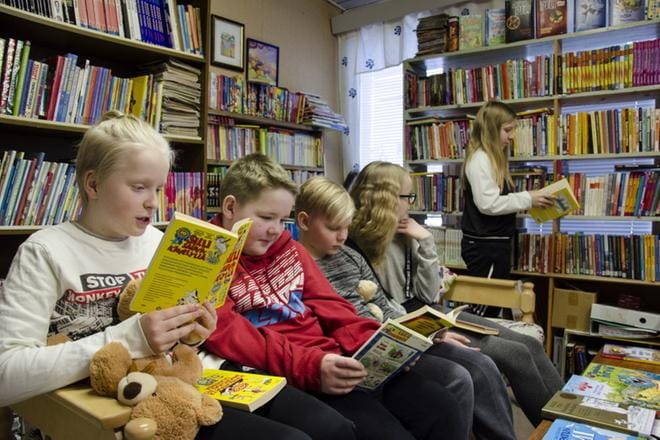 Saku Luoma, Lauri Suomela, Veeti Jaskari, Sini Luoma ja Mira Kattelus pitivät torstaina lukuhetkeä Kankaan kyläkirjastossa. KUVAT: JUHA AHO-PYNTTÄRI