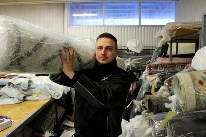 Lapväärttiläinen Tony Bergström pyörittää jatkossa sekä pesulaa että autohuoltoa. KUVA: LOTTA KALLIO