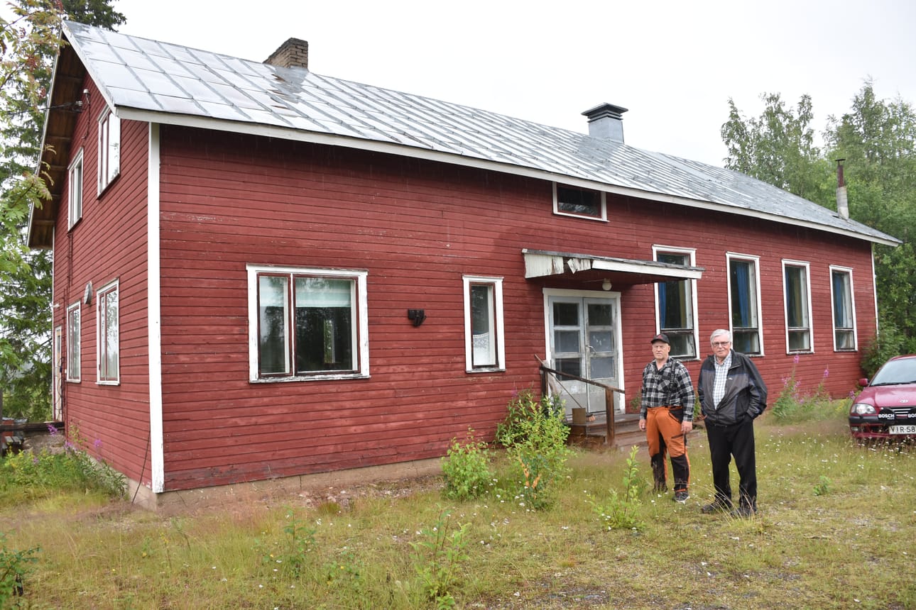 Etelä-Posiolla Anetjärventien varressa pian jo 70 vuotta sijoillaan seissyt Anetjärven kansantalo kätkee sisäänsä monta tarinaa. Talon historiaa esittelivät Lassi Huotari (vas.) ja Kullervo Huotari.