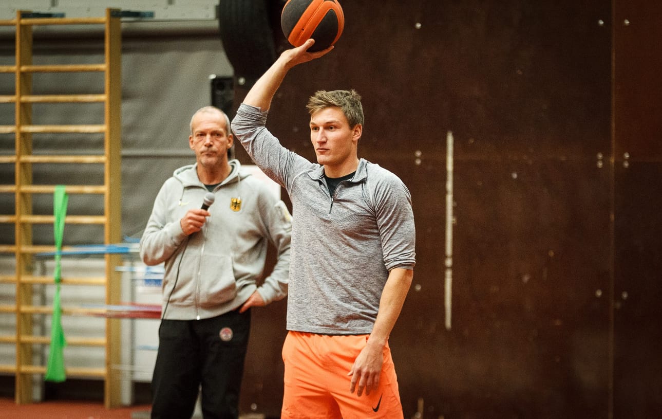 Thomas Röhler ja hänen valmentajansa Harro Schwuchow.