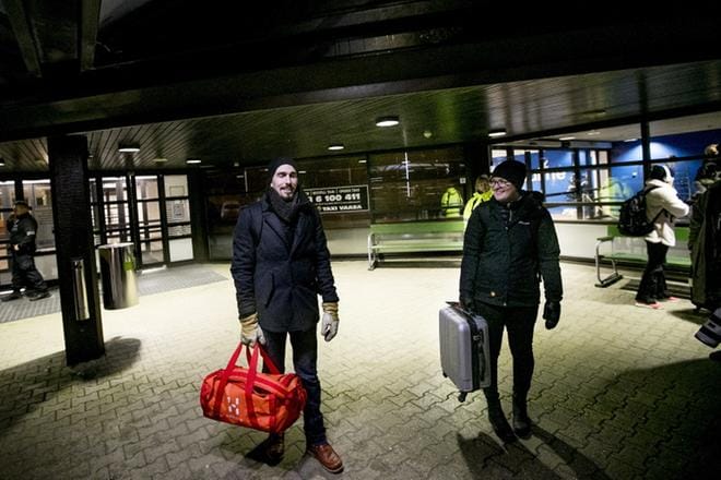 Ruotsalaisten Simo Paulin ja Caroline Vågbergin paluumatka Seinäjoen työmatkalta jatkui illalla lentäen Tukholman kautta Uumajaan. KUVAT: JAAKKO ELENIUS