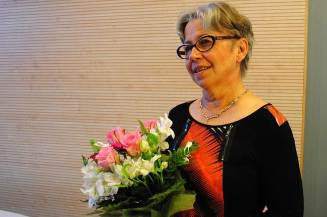 Tuula Keski-Heikkilä tietää, että tuolijumppa on tehokasta liikuntaa. KUVA:EEVA-LIISA KULJU