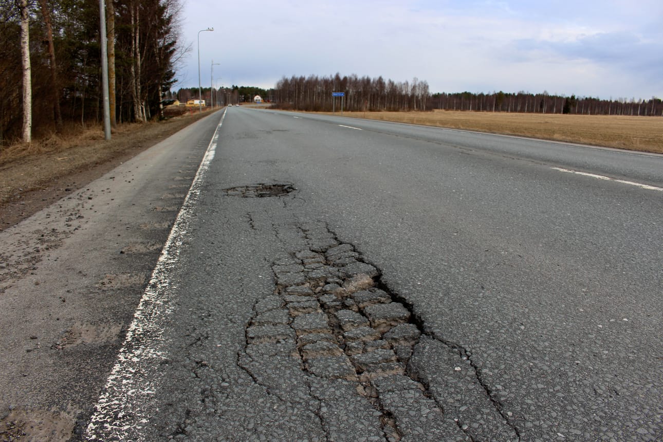 Nelostie on pahassa kunnossa varsinkin Ransilasta Pulkkilaan päin mentäessä. Tietä paikataan tulevana kesänä. Kuva Sari Junnonaho