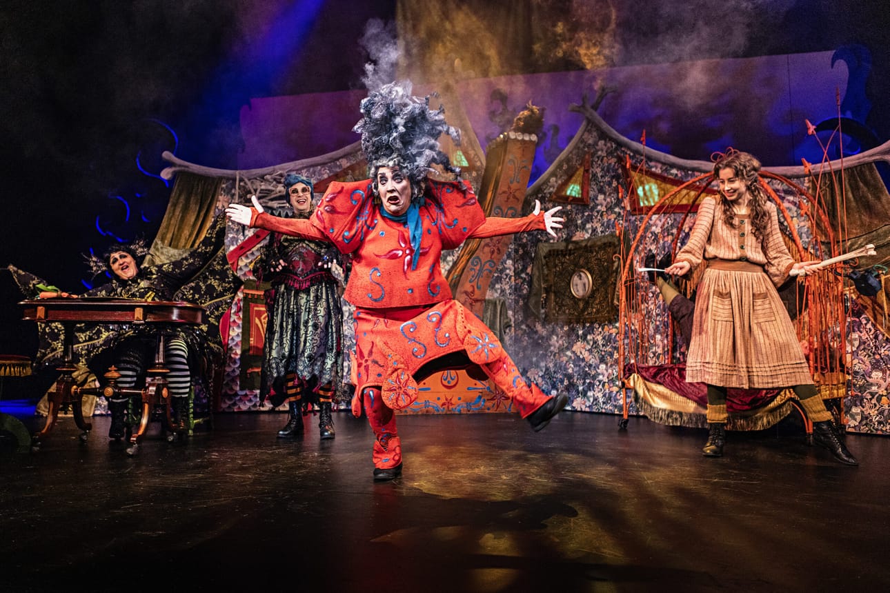 Carola Sarén sauhuaa riemastuttavasti puhuvana noidan uunina Wasa Teaterin Hans & Greta -näytelmässä.
