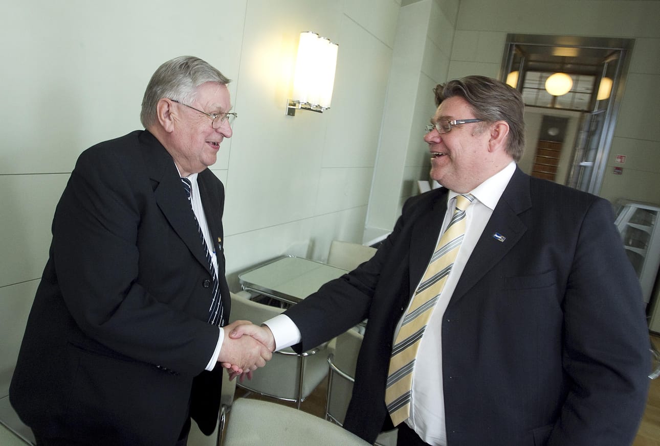 Pentti Kettunen (kuvassa vas.) kätteli Timo Soinia keväällä 2011.