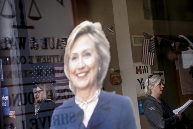 Venäläisviestimet pyrkivät systemaattisesti nakertamaan demokraattien Hillary Clintonin julkisuuskuvaa vaalien alla. Dorothy Gentile (vas) ja Patti Beahan (oik) Clintonin kampanjatoimistolla marraskuussa 2016. KUVA: Joel Maisalmi