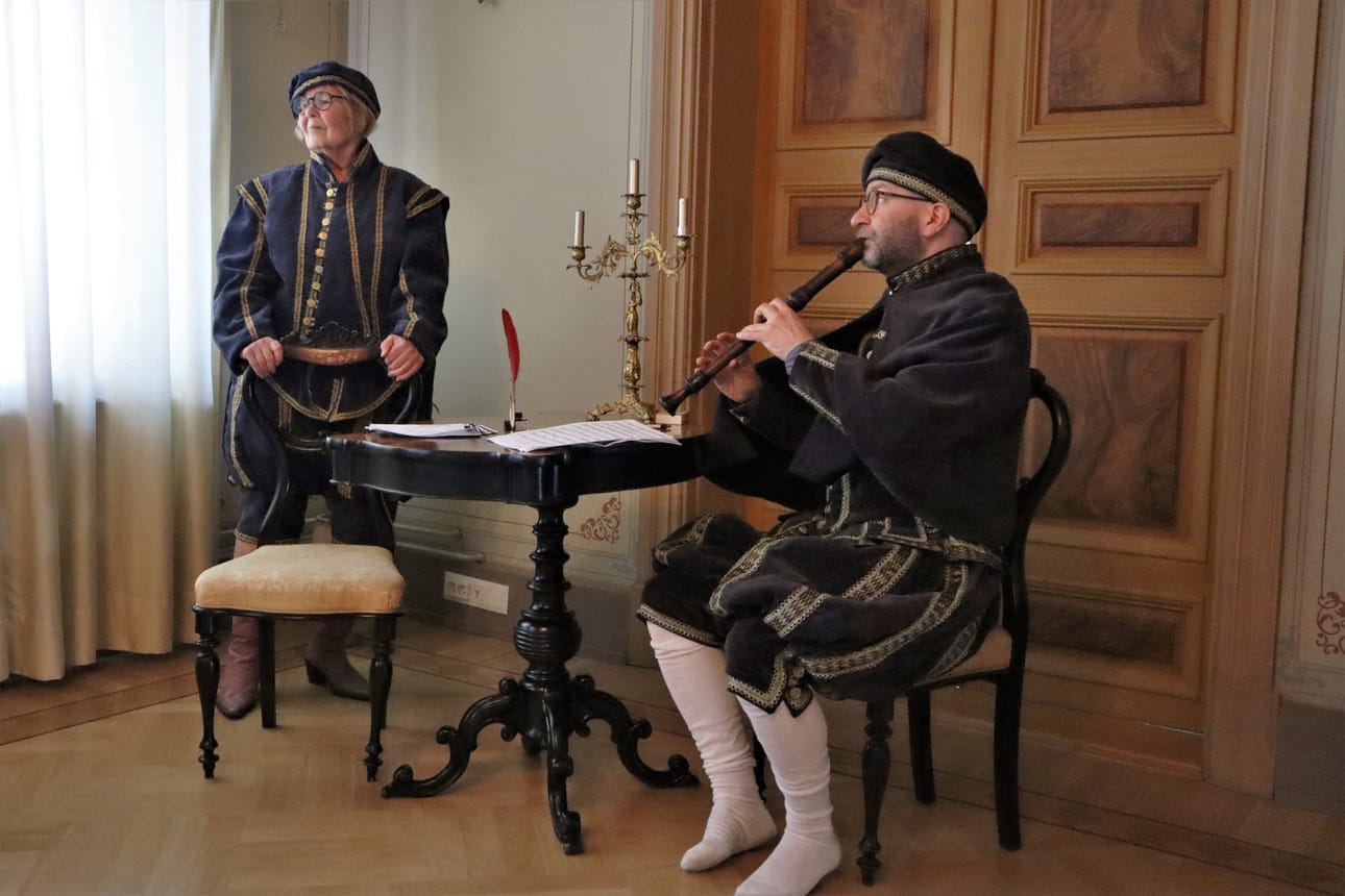 Airi Ropponen-Lindroos ja Panu Sivonen harjoittelevat Shakespearen sonetteja ja aikakauden musiikkia ensi-iltaa varten