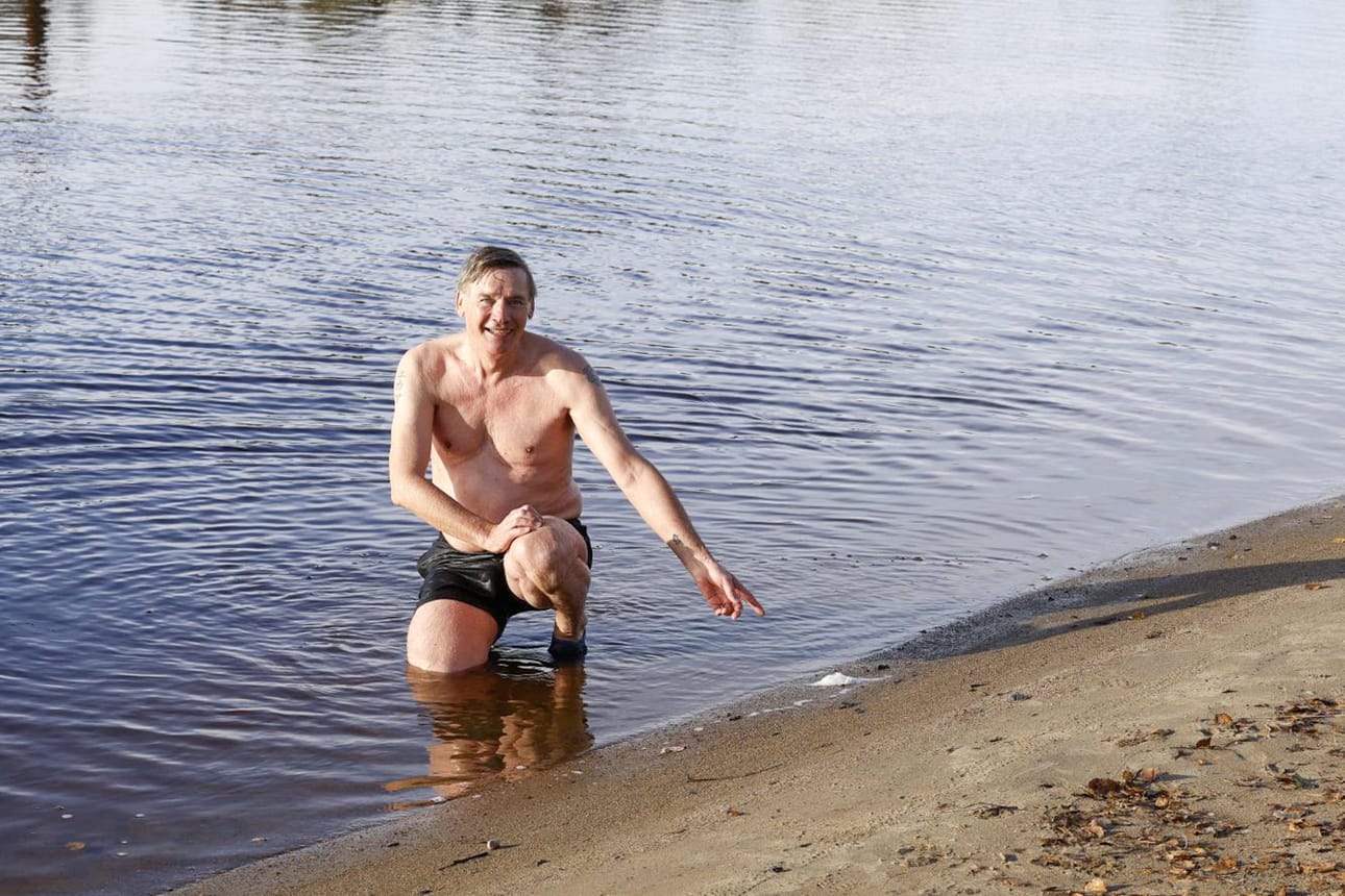 Vaahto ei säikäyttänyt Pekka Tuttavaista perumasta uimareissuaan. Vaahto näytti keskiviikkona aamupäivällä jo vähenevän Oulujoesta ainakin Tuiran kohdalla.