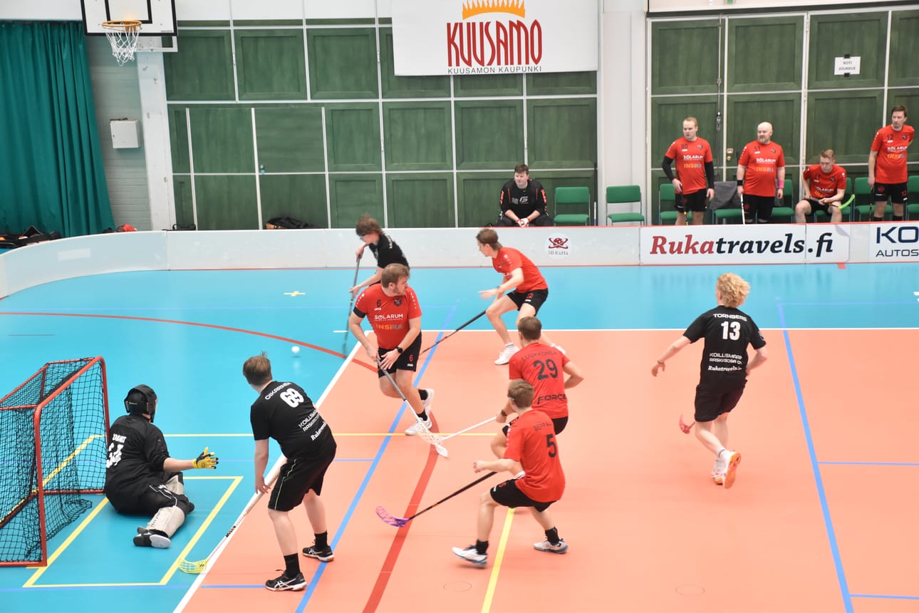 Mustapaitainen SB KuHa ja SS Kanuuna II kävivät tiukan väännön 4. divisioonan sarjapisteistä lauantai-iltapäivänä Kuusamossa.