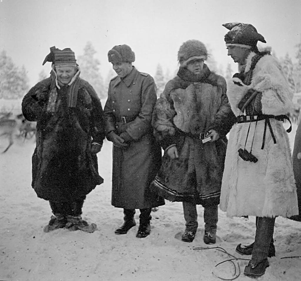 Saksalaisen sotilaskodin myyjä luuli Lapin asuihin pukeutuneita suuria herroja viinan vonkaajiksi. Vastaus oli tyly: Ei ryyppyjä, ulos joka iikka. Kuvasta tunnistaa maaherra Kaarlo Hillilän, eversti Oiva Willamon ja kenraali Eduard Dietlin.