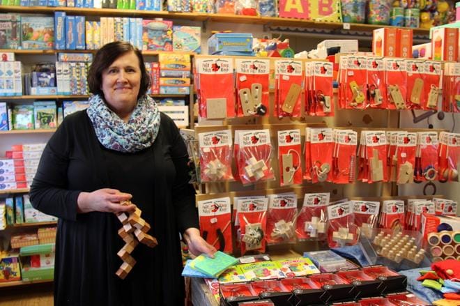 Marita Lassila myy myös virike- ja terapiatuotteita. – Esimerkiksi näkövammaisten muistipeli perustuu ääneen, painoon ja sormituntumaan. KUVA: MIA KÄRKKÄINEN