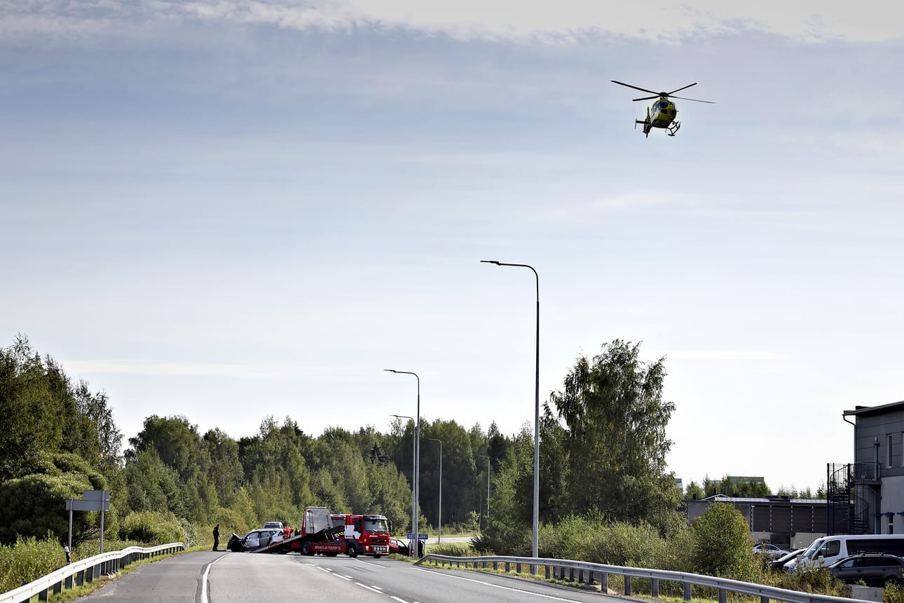 Tie oli onnettomuuspaikalla poikki reilun tunnin ajan. Myös lääkärihelikopteri oli paikalla.