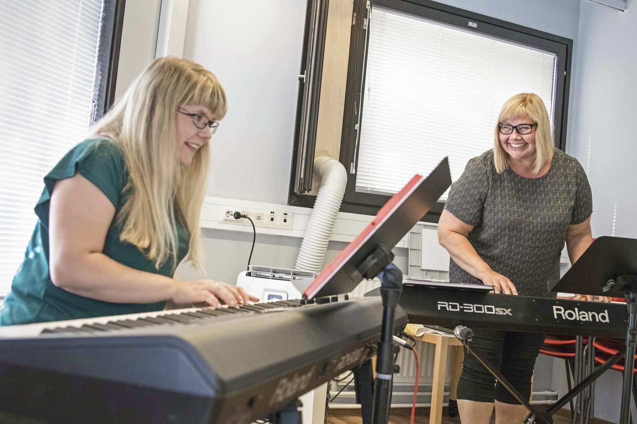 Rovaniemen paikkakunta tuntui yrittäjille parhaalta paikalta avata yksityinen musiikkikoulu. ”Teemme mielellämme yhteistyötä muiden paikallisten yrittäjien ja kulttuuritoimijoiden kanssa. Mahdumme tänne kyllä hyvin kaikki”, toteaa yrittäjä Heli Kaltiokumpu. Kuvassa pianonsoiton opettaja Marika Mustajärvi opastaa oppilastaan Carita Yli-Suvantoa musiikkikoulun uusissa opetustiloissa.