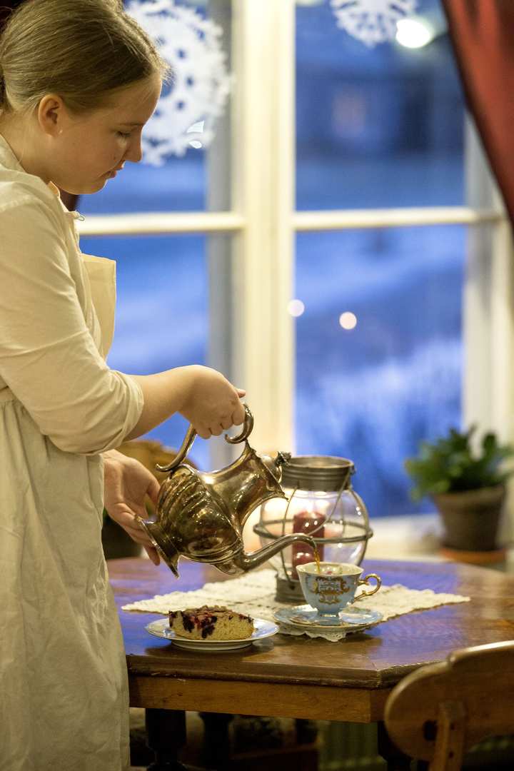 Annat olivat hyvillään aikaisesta nimipäiväherätyksestään. Vasankarin Annakin nousi ylös jo aamukahdelta, keitti kahvia suuren pannullisen ja kutsui remupelin pitäjät juomaan.