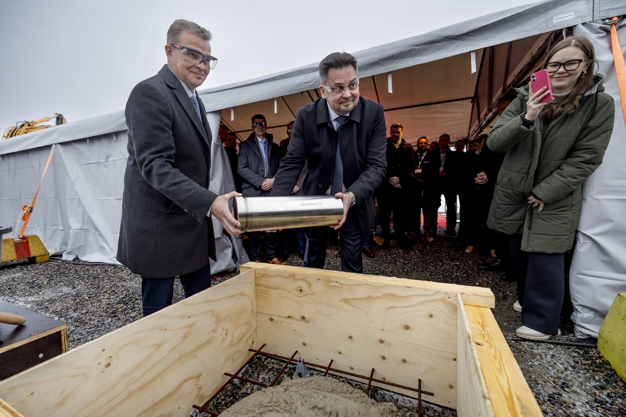 Peruskiveen muurattiin aikakapseli, johon oli pantu päivän sanomalehti ja tämän ajan elintarvikepakkauksia. Pääministeri Petteri Orpo ja Atria Suomen toimitusjohtaja Mika Ala-Fossi laskivat kapselin kehikkoon.