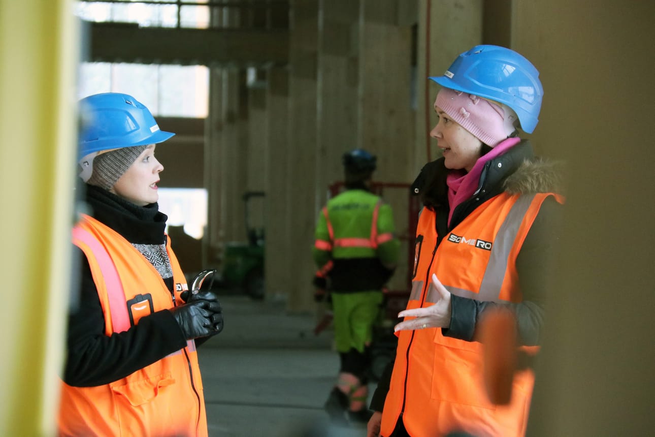 Ostoskylä Raitin kaupallinen johtaja Marianne Hirn ja yrittäjä Jaana Ylitalo uskovat uuden ostoskeskuksen tuovan lisää vipinää koko Hiekkasärkille.