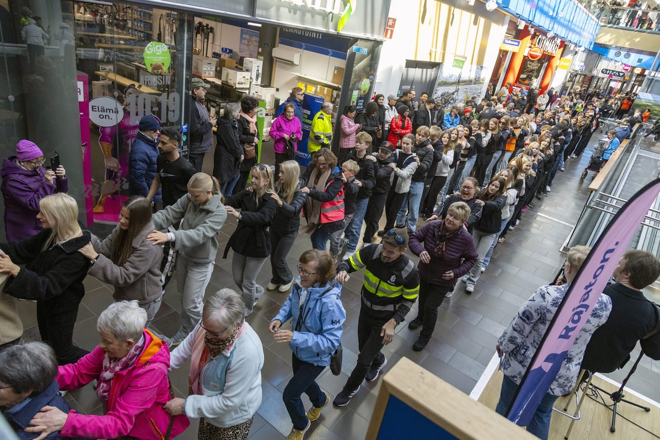Torniossa haluttiin uusia vuoden 1963 letkajenkkaennätys. Rapeat tuhat rajakaupunkien asukasta lapsista aikuisiin oli mukana kahdessa letkajenkkajonossa.