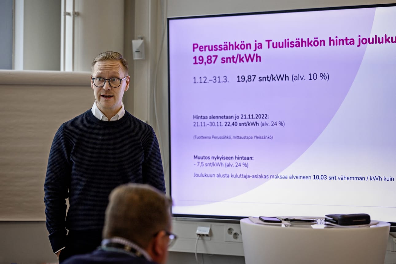 Vaasan Sähkön myynnin toimitusjohtaja Hans-Alexander Öst kertoo uudesta tuotekehityksestä. Arkistokuvassa huippuhintoja talvella 2022–2023.