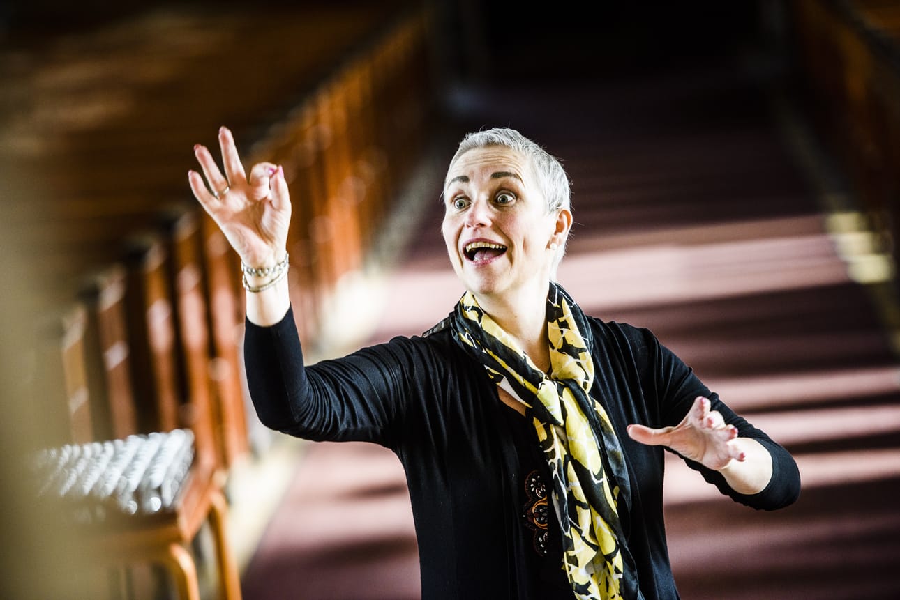 Sari Alakulppi haltioitui kuoromusiikista samantien, kun pääsi ensimmäistä kertaa johtamaan kuoroa Sibelius-Akatemiassa opiskellessaan. "Rakastan edelleen myös urkujen soittamista, mutta ihmisääni on minulle ylittämätön."