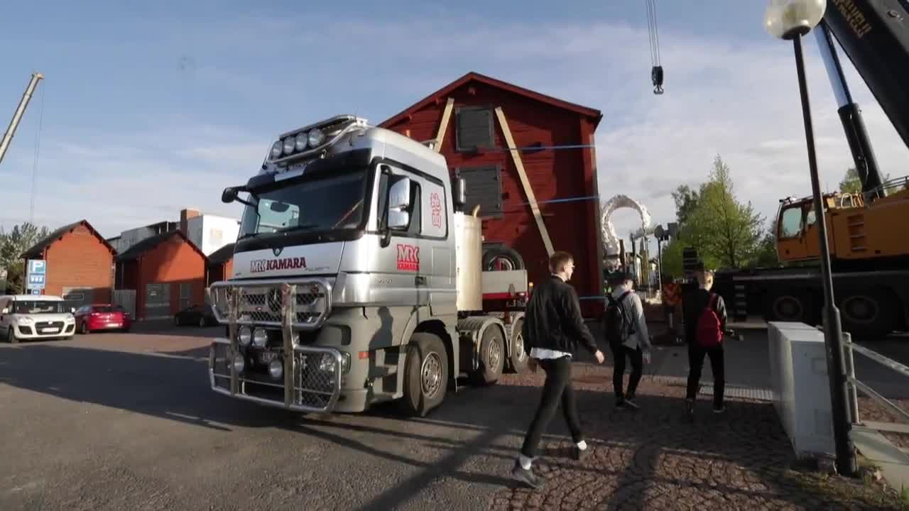 Näin kauppatorin aitta siirrettiin Kiikelinsaareen