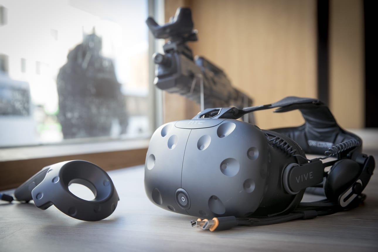 Oululaisyrityksessä käytetään HTC Vive -virtuaalitodellisuuslaseja. Kaupassa lasit maksavat noin 800 euroa. Lasit ovat lisälaite, joten ohjelmistojen pyörittämiseen tarvitaan niiden lisäksi tietokone.