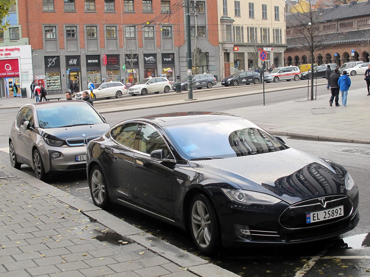 Teslan luksusluokan sähköauto Model S pysäköitynä Oslossa.