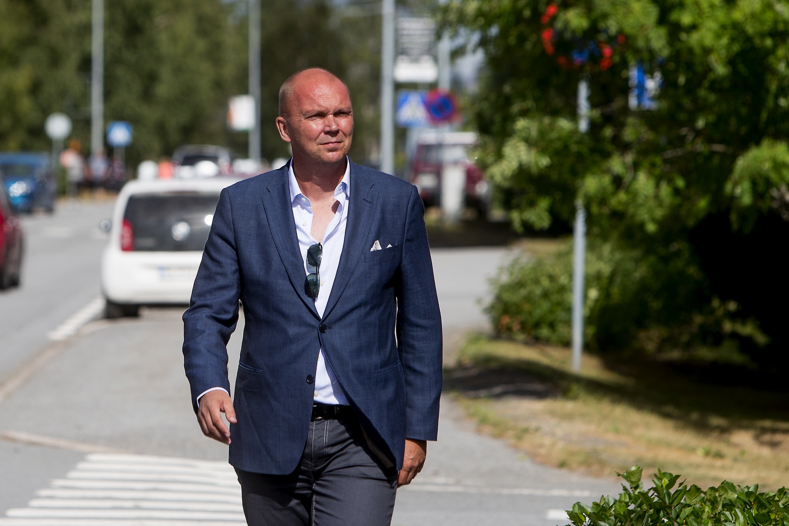 Markku Mantila työskentelee Riiassa Naton strategisen viestinnän osaamiskeskuksessa. Hän pitää harmillisena, että kirjamyyntiin pääsee "täyttä tuubaa" sisältäviä kirjoja.