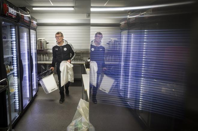 Joukkueenjohtajan tehtäviin kuuluu myös huolehtia roskat pois pelaajien jäljiltä. Jouko Jokinen on yhtä aikaa pelaajista huolehtiva emo ja laumansa puolta pitävä isähahmo. Kuvat: Selma Paavola