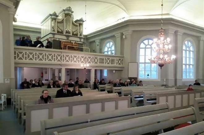 Kortesjärven kappeliseurakunnan 230-vuotisjuhlamessussa ei tarvinnut murehtia turvaväleistä. Nyt naapurin pitää asettua kirkossa puolentoista kahden metrin päähän. KUVA: TOMI SEPPÄLÄ