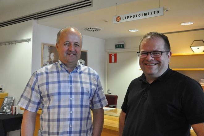 Keski-Pohjanmaan Kirjapaino Oyj:n toimitusjohtaja Vesa Pihlajamaa ja Pohjanmaan Lipputoimisto Oy:n toimitusjohtaja Sami Luoma. Kuva: Katariina Poranen