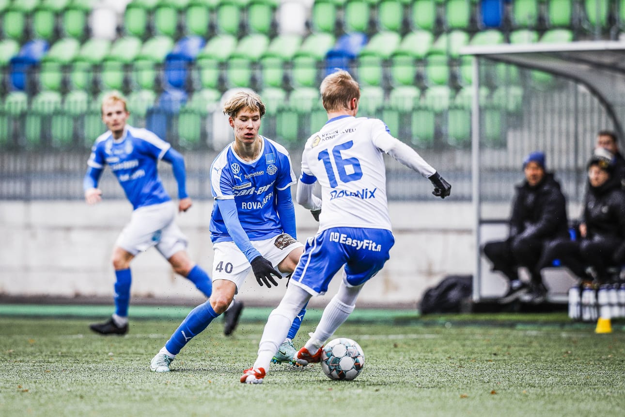 Riku-Veli Niska (#40) teki RoPSin tasoitusmaalin Oulussa. Arkistokuva.