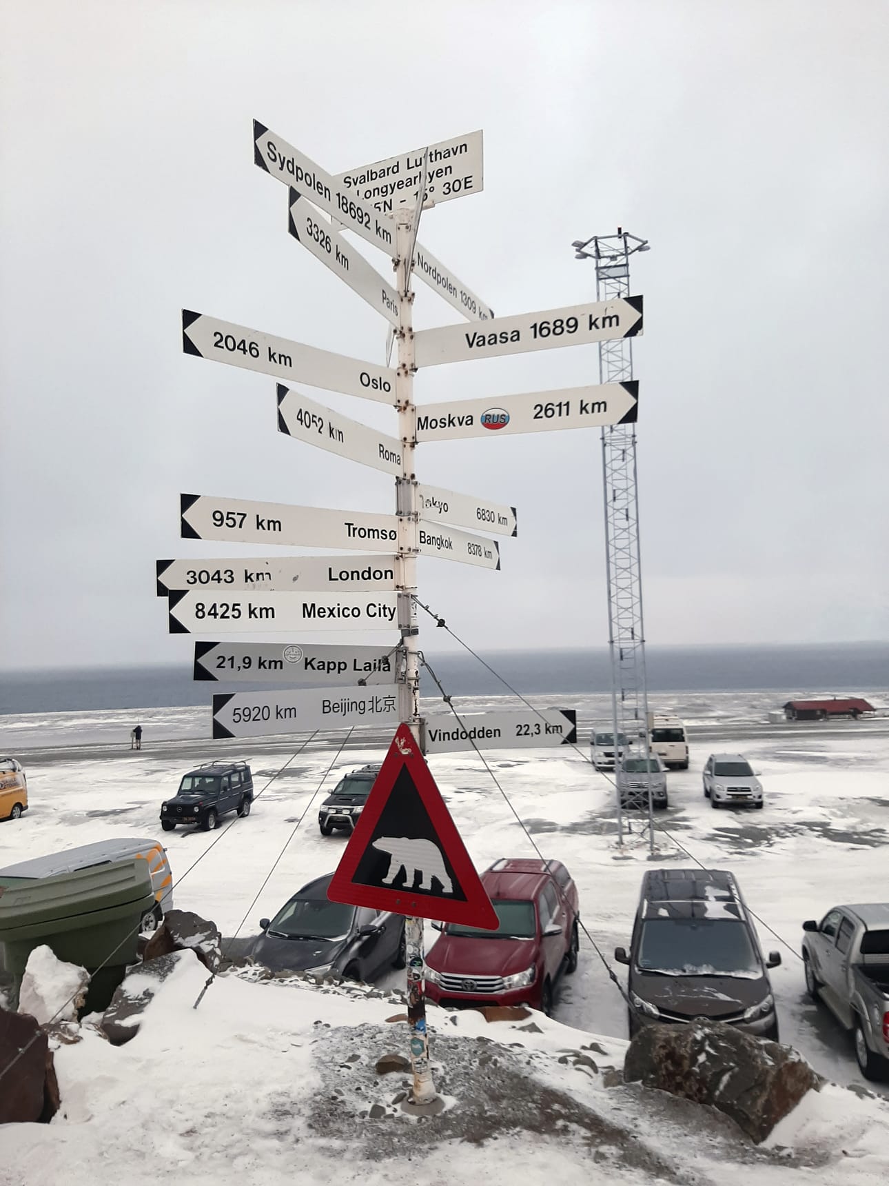Huippuvuoret on kaukana melkein kaikesta. Sen todistaa tämä toteemi. Jos Longyearbyeniin rakennetaan aeroponinen ruuantuotantolaitos, myös Huippuvuorten erityisolosuhteet on otettava huomioon. Miten esimerkiksi jääkarhut pidetään rakennuksesta loitolla?