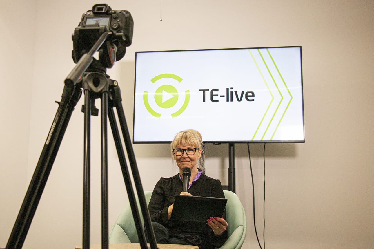 Tuottaja-toimittaja Aulikki Ståhle pitää yhtenä TE-liven hyvänä puolena työnantanajien ja työnhakijoiden vuorovaikutuksen mahdollisuutta. Livejä voi seurata missä tahansa suoraan älypuhelimesta.