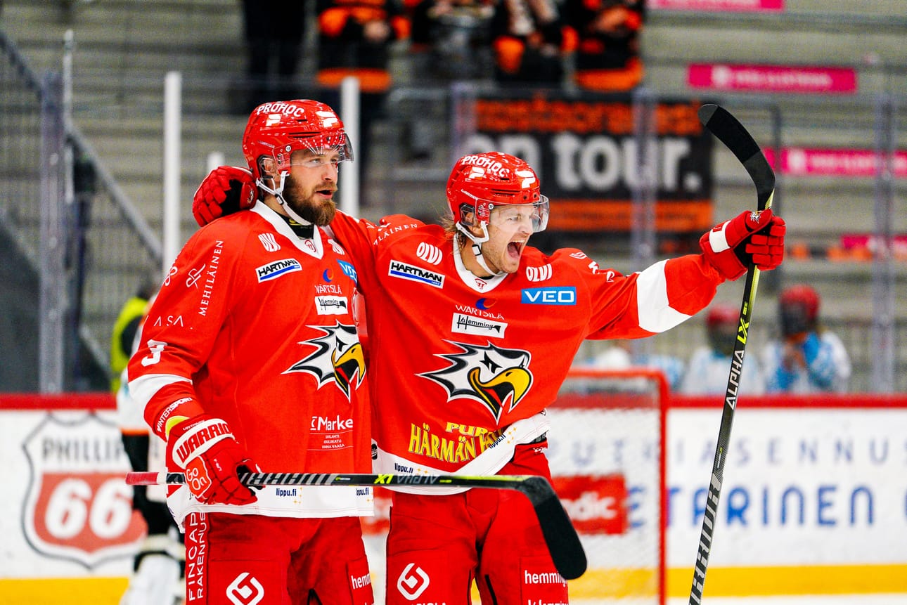 Jonne Virtanen (vas.) ja Aaro Vidgren olivat Sportin tehomiehet Lahdessa. Arkistokuva.