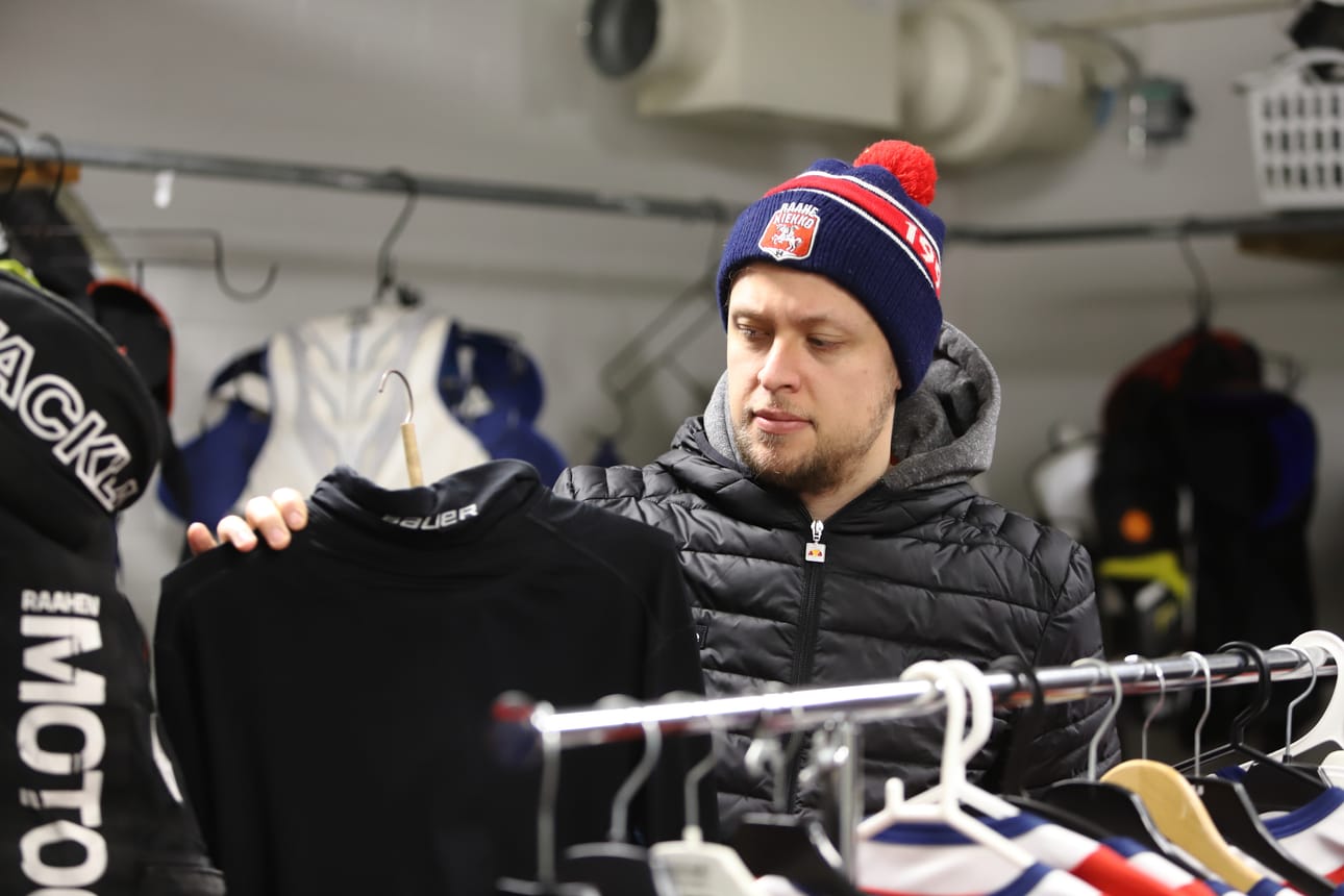 Teemu Vääräkosken kaulasuoja tulee paidan mukana.