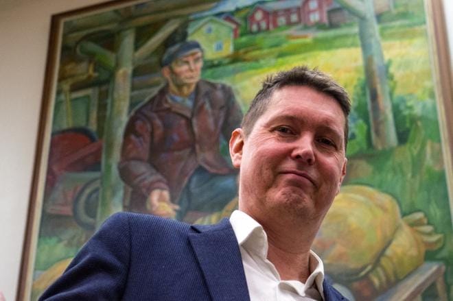 Kehitysjohtaja Mikael Alaviitala sanoo, että koulukeskuskorttelissa oleva tennishalli puretaan, jotta saadaan tilaa parkkipaikoille. Tilapulan lisäksi Sepänkylän koulukeskuksen korttelin ongelmana on liikenneratkaisujen järjestäminen turvallisesti. KUVA: ANNE LAURILA