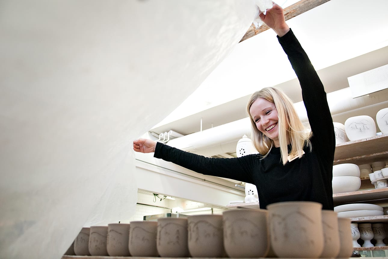 Kaisa Valkama-Kettunen esittelee lähes valmiita, yrityslahjoiksi meneviä glögipikareita.