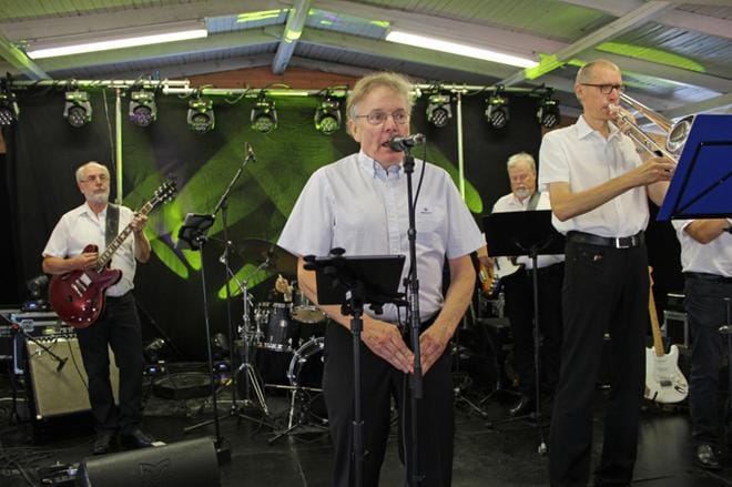 Kitaristi Reijo Liinamaa, laulusolisti Lasse Kangas eli Lauri Peltokangas, basisti Harri Mattila ja pasunisti Timo Viitasaari lukeutuivat Reijo Laitilan orkesterin jäseniin Kuortaneen 60-luvun musiikin teemaillassa. KUVAT: REIJO HEIKKILÄ