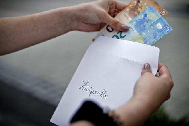 Sopivan lahjan miettiminen voi joskus olla hankalaa. Tyyli- ja tapakouluttajan mukaan siitä ei kuitenkaan pitäisi liikaa huolestua. KUVA: TOMI KOSONEN
