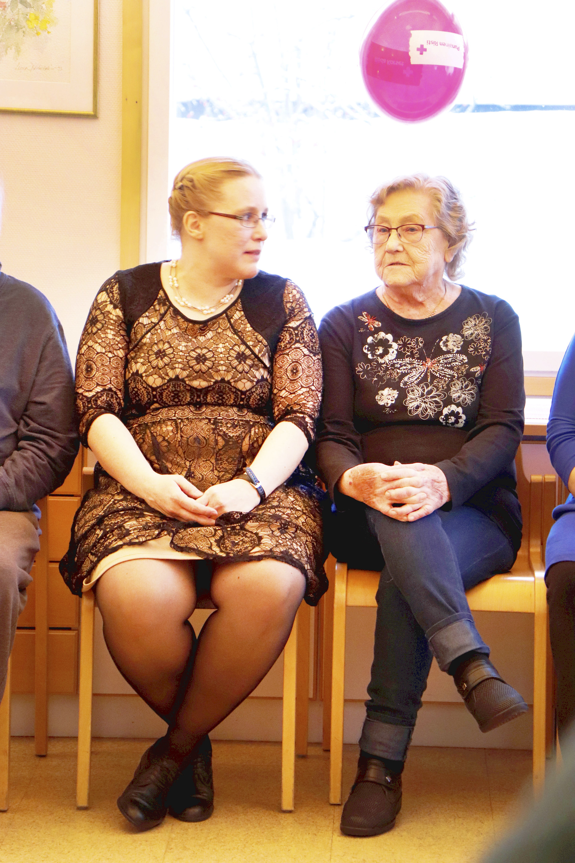 SPR:n ystävätoiminnna vetäjä Arja Panuma ilahtui, koska ihmisiä tuli runsaasti paikalle.