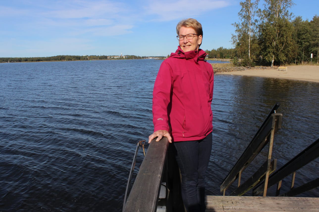 Ritva Haapala kuvattiin avantouimareiden saunan rappusilla. Meri on ollut hänelle tärkeä lapsesta saakka. – Joskus saatan tulla vain istuskelemaan meren rantaan ja katselemaan laineiden liplatusta.